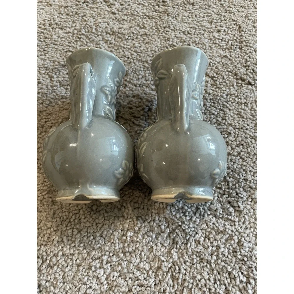 2 Vintage Shawnee Light Gray Floral‎ Vase 875 Daisy Chain Two Handles USA 5